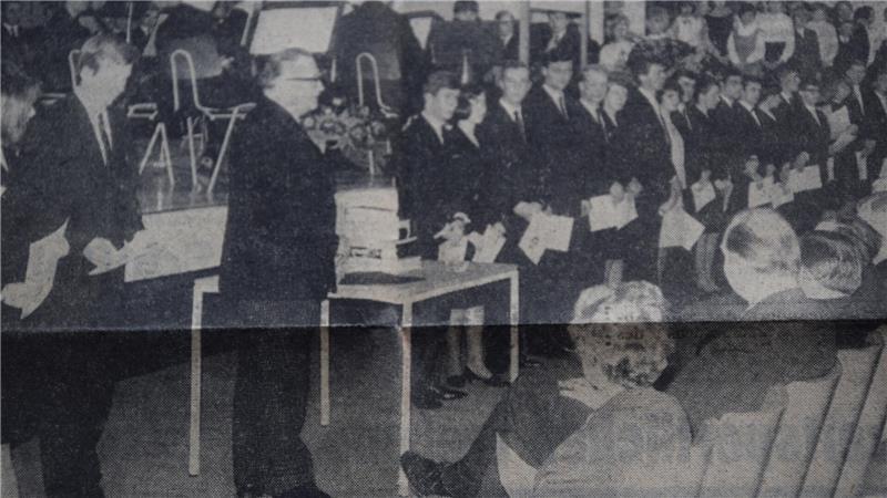 Die Herren im schwarzen Anzug: Das Foto aus dem Jahr 1965 im TAGEBLATT zeigt die Abitur-Abschlussfeier an der Halepaghen-Schule.