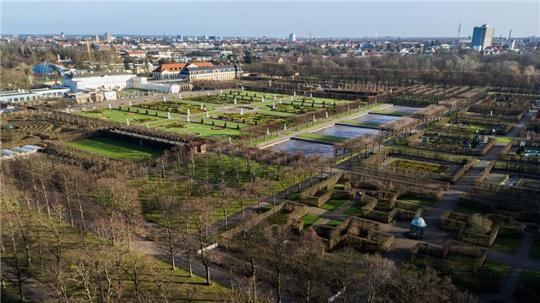 Die Herrenhäuser Gärten mit dem Schloss Herrenhausen.