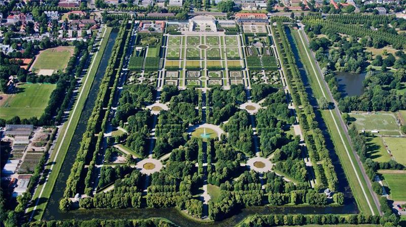 Die Herrenhäuser Gärten mit dem Schloss Herrenhausen. (Archivbild)
