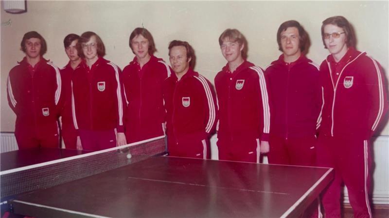 Duden als Tischtennisnetz: Gründungsmitglied des TTC Issendorf geehrt Die Herrenmannschaft des TTC Issendorf von 1972. Gerhard Jahnke ist ganz links zu sehen.