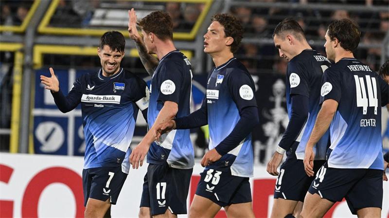 Mit Mühe gegen Dorfclub: Hertha erreicht Pokal-Achtelfinale Die Hertha-Profis bejubeln das 1:0 durch Kapitän Josip Brekalo.