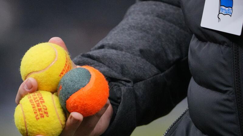 Die Hertha-Ultras wollen vorerst keine Tennisbälle mehr werfen.