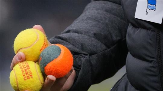 Die Hertha-Ultras wollen vorerst keine Tennisbälle mehr werfen.