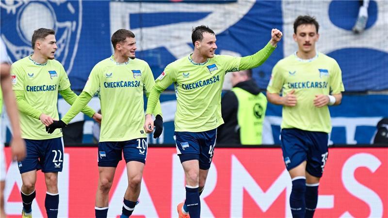 Die Herthaner bejubeln ihren ersten Zweitligasieg seit November.