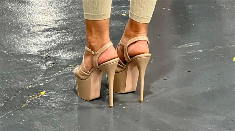 Miss Deutschland in Manila: Wo die Königinnen Laufen lernen Die High Heels, auf denen trainiert wird, sind 17 Zentimeter hoch.