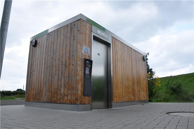 Bassenflether Strand: Steuerzahlerbund nimmt WC ins Visier Die Hightech- Toilette am Bassenflether Strand ist seit März 2020 in Betrieb. Foto: Battmer