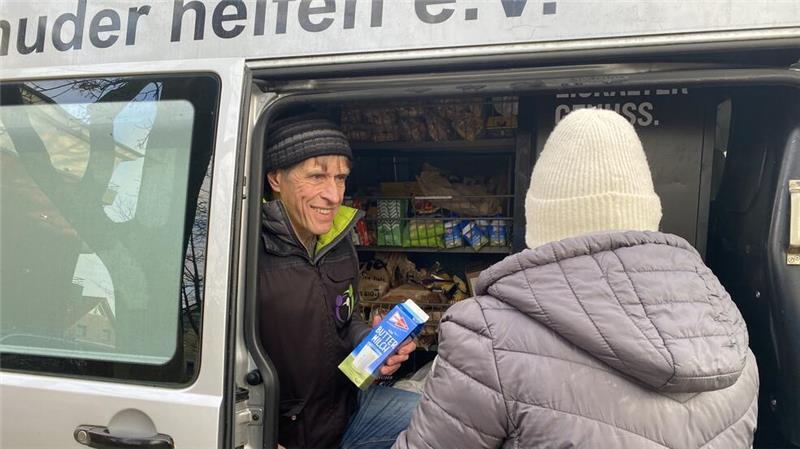 Die Hilfe kommt direkt nach Hause: Buxtehuder helfen fahren mit ihrem Wagen zu den einzelnen Kunden, wo diese dann gegen einen Obolus von drei Euro die gewünschten Lebensmittel aussuchen können.