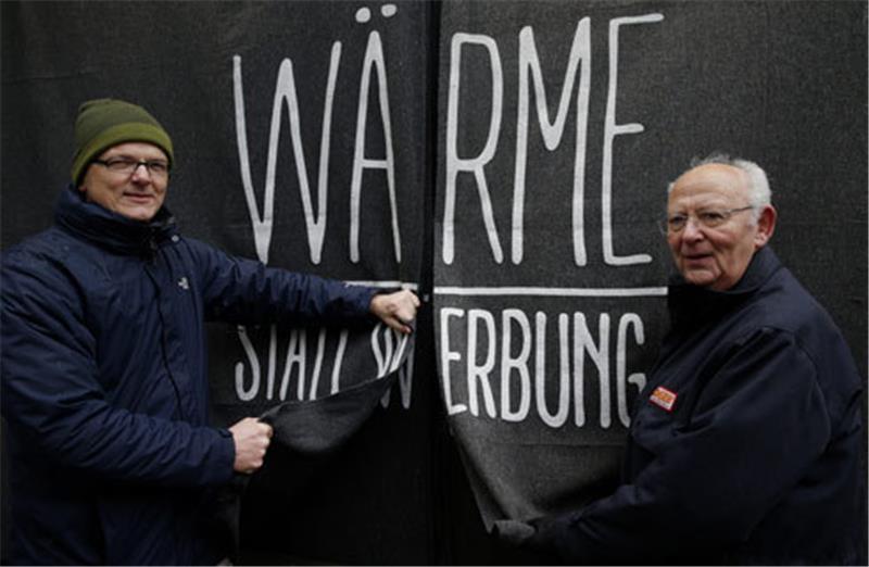 Die Hilfsorganisation lässt in Kooperation mit der Werbeagentur Pixelpark Plakate aufhängen, die eigentlich Decken sind.  Foto Pollex/dpa