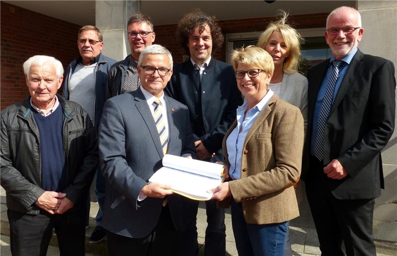 „Die Himmelpfortener wollen das Einkaufszentrum“, sagt CDU-Fraktionsvorsitzende Kirsten Stüven-Diercks und überreicht 2112 Unterschrifte n an Landrat Roesberg. Foto Eidtmann