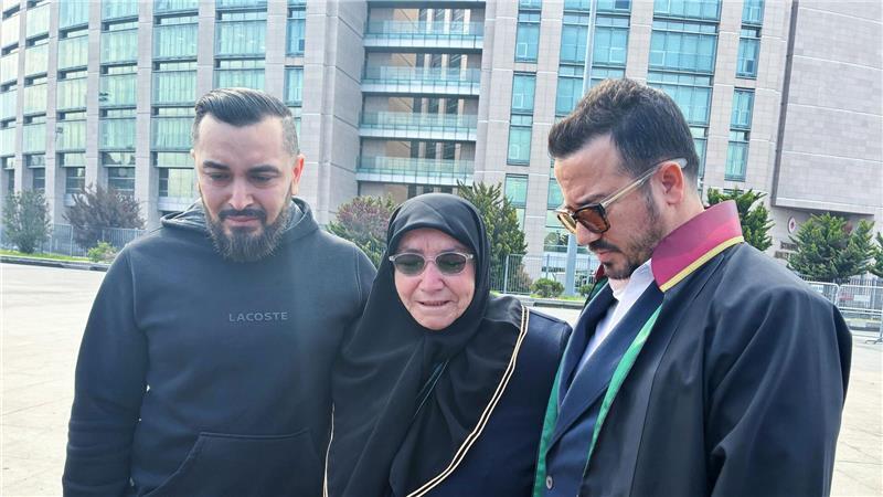 Die Hinterbliebenen der in Istanbul verstorbenen Familie aus Hamburg sind zum Prozessauftakt in Begleitung ihres Anwalts Yasar Balci (rechts) erschienen.