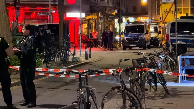 Die Hintergründe der Tat in Hamburg-Ottensen sind noch unklar, wie ein Sprecher des Lagezentrums Hamburg sagte.