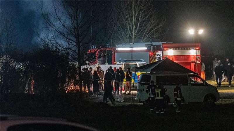 Zwei Tote bei zwei Feiern in Bayern - Täter weiter flüchtig Die Hintergründe des Streits blieben zunächst unklar.
