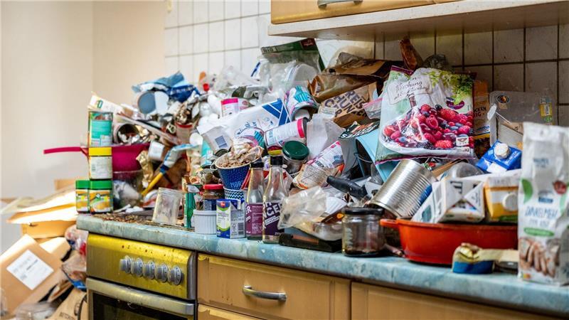 Letzte Spuren - vom Alltag einer Tatortreinigerin Die Hinterlassenschaften kommen alle in die Müllverbrennung.