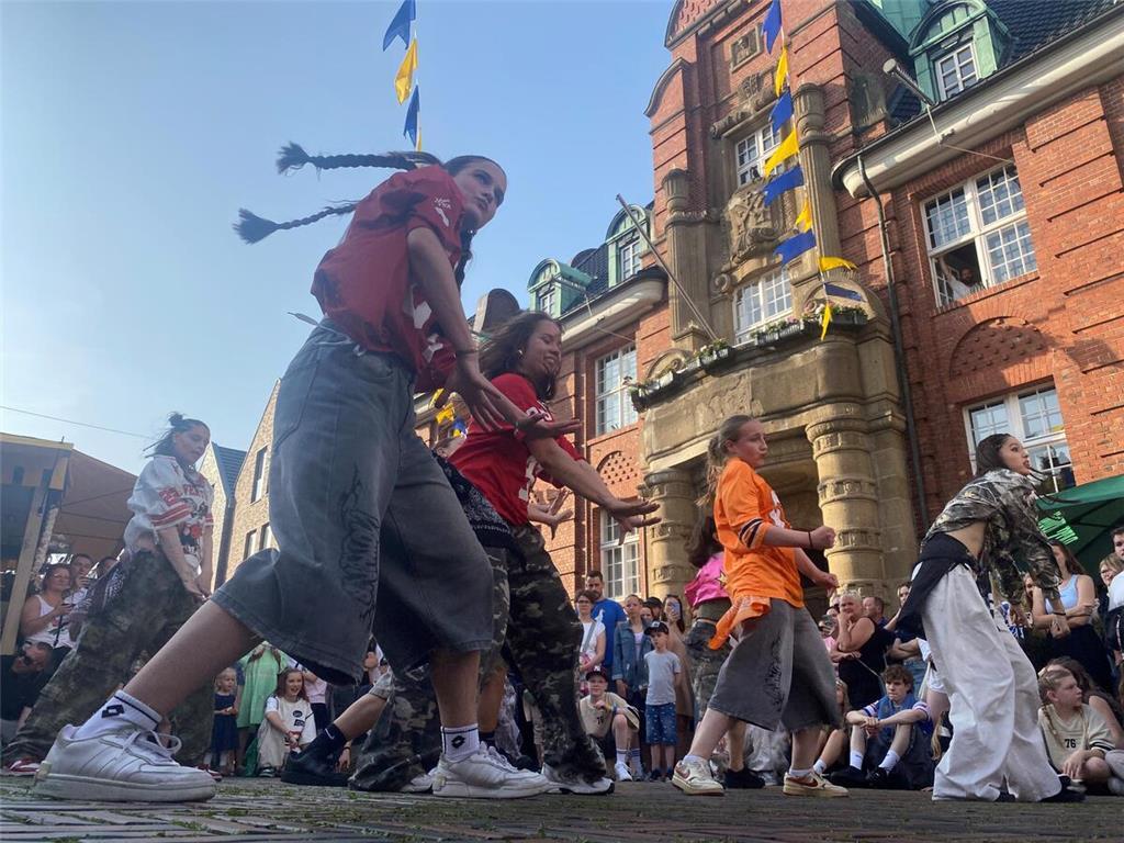 Die Hip-Hop-Crew vom Tanzhaus ist der Publikumsmagnet vor dem historischen Ratha...