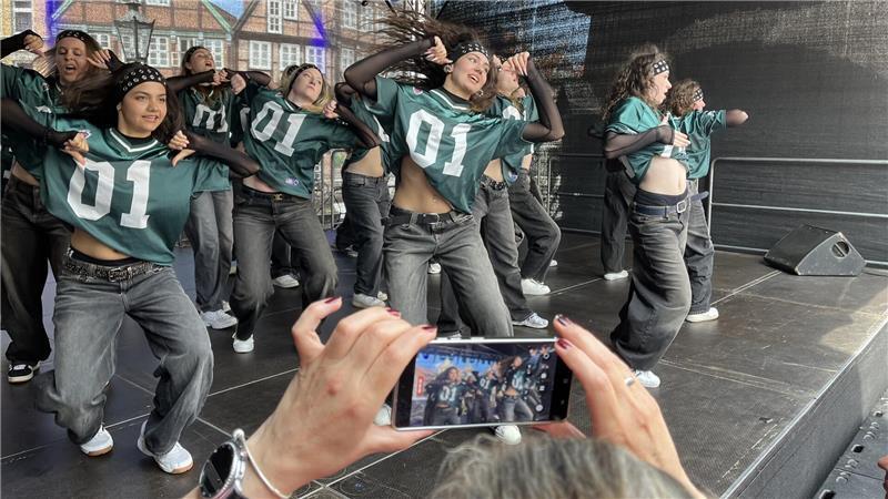 Altstadtfest Stade: So ging’s am Samstagabend in die heiße Phase Die HipHop-Gruppe The Verdex zeigt am Fischmarkt die Choreo, mit der sie an der Deutschen Meisterschaft teilgenommen hat.