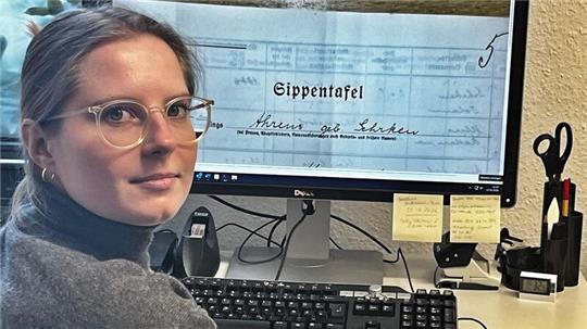 Die Historikerin Natalia Wollny recherchiert zu Buxtehudes nationalsozialistischer Vergangenheit - hier in der Sippentafel von Margarete Ahrens, geborene Gehrken.