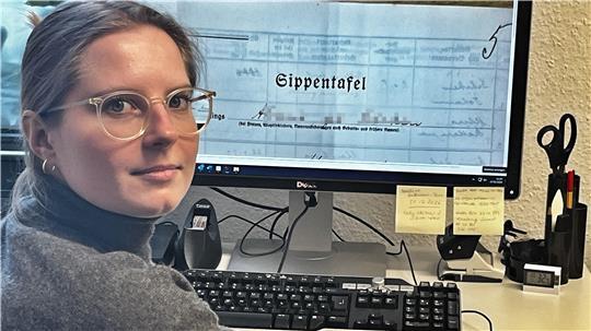 Die Historikerin Natalia Wollny recherchiert zu Buxtehudes nationalsozialistischer Vergangenheit - hier in der Sippentafel von Margarete A., geborene G.