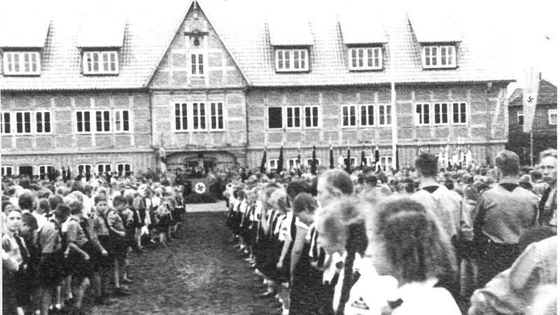 Wo die Hakenkreuzflaggen wehten: Auf den Spuren von Buxtehudes dunkler NS-Vergangenheit Die Hitlerjugend (HJ) steht Spalier vor dem HJ-Heim.