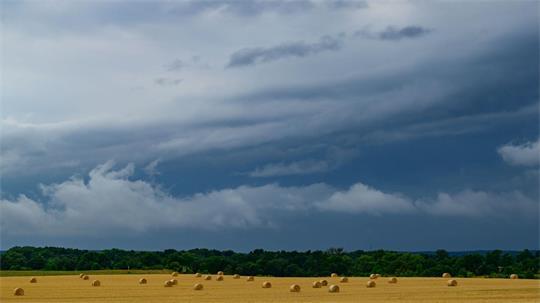 Die Hitze geht, Wolken und Gewitter kommen. (Symbolbild)