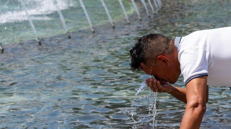 Teile der USA ächzen auch nach Tagen weiter unter Hitze Die Hitze in Teilen der USA ist unerträglich. Da hilft nur eine kleine Abkühlung am Brunnen.