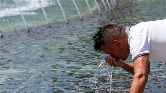 Die Hitze in Teilen der USA ist unerträglich. Da hilft nur eine kleine Abkühlung am Brunnen.