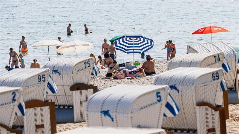Die Hitze lockte viele Menschen an und in die Ostsee.