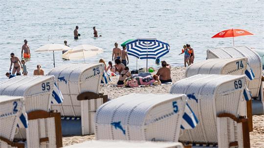 Die Hitze lockte viele Menschen an und in die Ostsee.