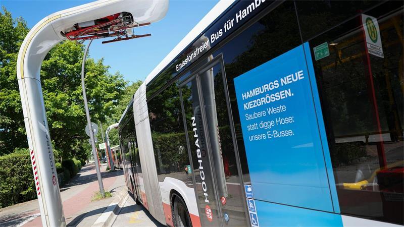 Die Hochbahn investiert in den Ausbau der Elektrobusflotte. (Archivbild)