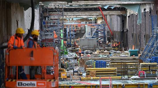 Die Hochbahn spart nach eigenen Angaben während des Baus der neuen Linie U5 Emissionen ein. (Archivbild)
