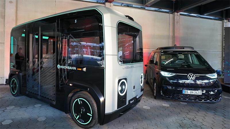 Die Hochbahn testet autonom fahrende Busse des Anbieters Holon (links im Bild). (Archivbild)