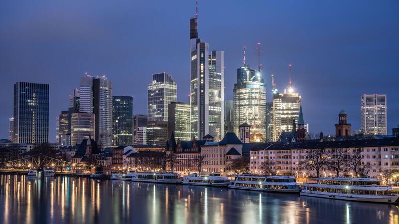 Bafin-Präsident: Zwei Dutzend Banken besonders im Fokus Die Hochhäuser der Banken-Skyline am Morgen am Frankfurt am Main.