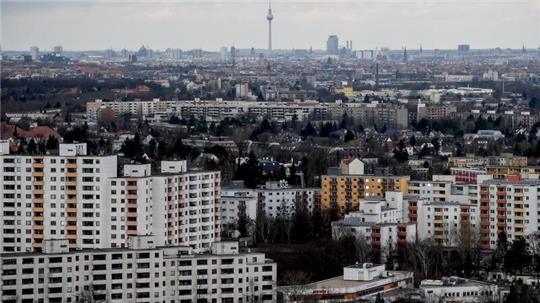 Die Hochhäuser der Gropiusstadt im Süden von Berlin. Die zwischen 1962 bis 1975 errichtete Großwohnsiedlung gilt als sozialer Brennpunkt.