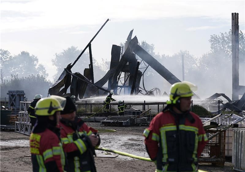 Die Hochschule 21 forscht dazu, wie das 5G-Netz Feuerwehren bei Einsätzen unterstützen kann (Symbolbild). Foto: Marcus Brandt/dpa