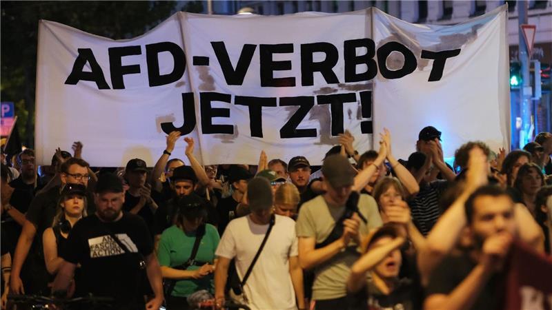 AfD zieht gegen Verfassungsschutz erneut vor Gericht Die Hochstufung der AfD zur “gesichert rechtsextremistischen Bestrebung“ hat die Debatte über ein Parteiverbot neu entfacht.