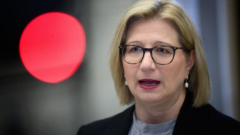 Die Hochwasserlage in Saarbrücken forderte ein Todesopfer - Ministerpräsidentin Anke Rehlinger reagierte bestürzt.