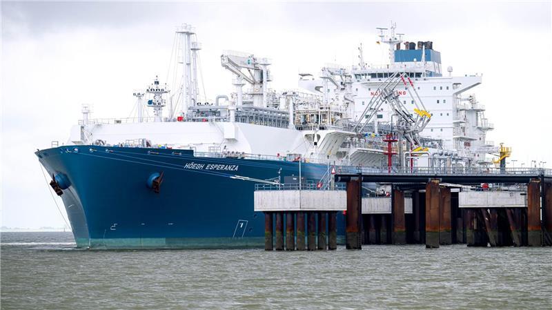 Ostsee-Terminal legt bei LNG-Importen kräftig zu - Was ist mit Stade? Die „Höegh Esperanza“ konnte im ersten Halbjahr zeitweise wegen Klassifikationen nicht einspeisen und wurde auf Reede verlegt.