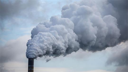 Die Höhe des Preises und starke Schwankungen bremsen Investitionen in klimafreundliche Projekte, meint das Ifo. (Symbolbild)
