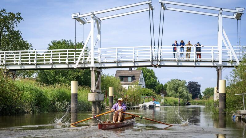 Die Hogendiekbrücke, ein Wahrzeichen und Touristenmagnet in Steinkirchen, ist in „Mordnacht“ zu sehen.