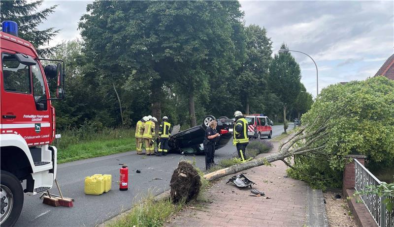 Fahranfänger kracht gegen Baum und überschlägt sich Die Hohewurthstraße in Loxstedt war für eine Stunde gesperrt. Foto: Feuerwehr Loxstedt