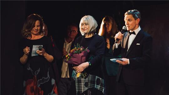 Die Holocaust-Überlebende Elzbieta Ficowska (Mitte) hält Blumen nach einer Vorstellung des Musicals „Irena“.