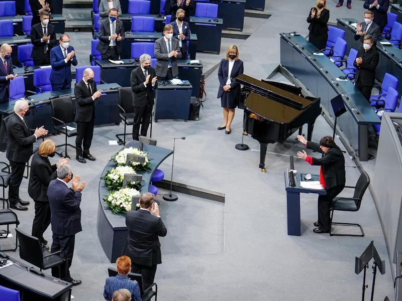 Die Holocaust-Überlebende Inge Auerbacher hat im Bundestag eine Rede gehalten. Im Publikum sitzen die höchsten Repräsentanten des Staates. Foto: Kay Nietfeld/dpa