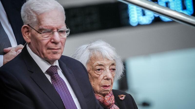 Die Holocaust-Überlebende Margot Friedländer nimmt mit Josef Schuster, Präsident des Zentralrats der Juden in Deutschland, an der Holocaust-Gedenkstunde des Deutschen Bundestages teil.