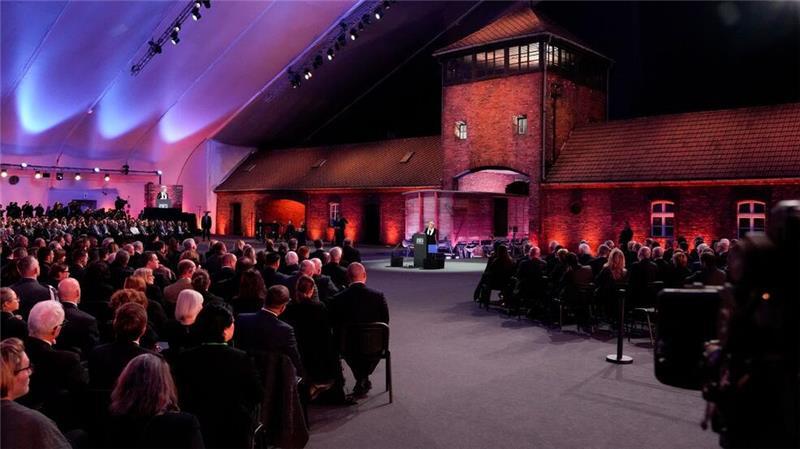 Die Holocaust-Überlebende Tova Friedman spricht bei Gedenkfeier zum 80. Jahrestag der Befreiung des ehemaligen deutschen Konzentrations- und Vernichtungslagers Auschwitz-Birkenau. (Foto aktuell)