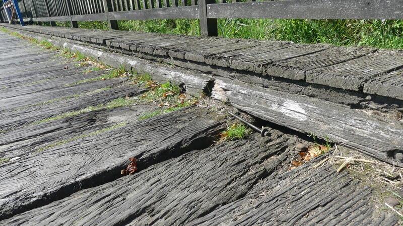 Die Holzbohlen der Klappbrücke sind inzwischen so marode, dass die Verkehrssicherheit nach Einschätzung der Gemeindeverwaltung "nicht mehr uneingeschränkt gegeben" ist.