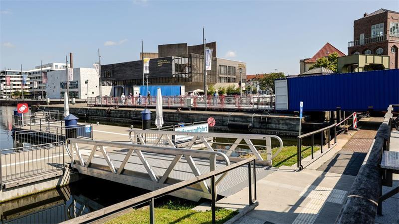 Kleine Muschel, großer Schaden - wie Hafenanlagen leiden Die Holzbohrmuschel hat die Pfähle des Fundaments so sehr geschädigt, dass das Bauwerk jahrelang nicht mehr genutzt werden kann.