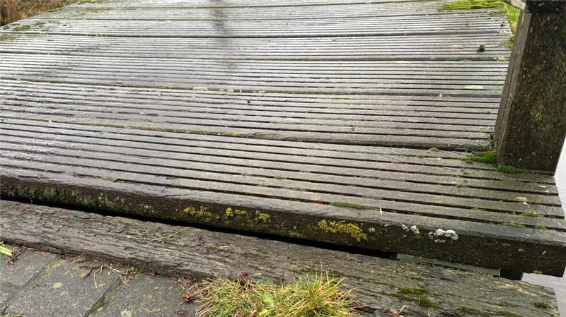 Horneburger Rentner stürzt auf verwildertem Weg – Samtgemeinde greift ein Die Holzbrücke am Ortsrand von Horneburg ist in schlechtem Zustand.