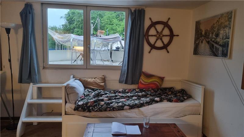 Ungewöhnlich übernachten: So schläft es sich auf einem Stader Hausboot Die Holzdielen und maritime Deko verleihen dem Wohnraum einen urigen Charme.