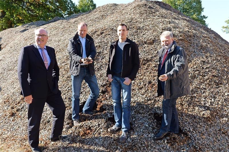 Die Holzhackschnitzel für die erste Heizsaison liegen auf dem Hof von Sönke Klintworth in der Schützenstraße bereit. Auf dem Foto von links: Dieter Blecken (Kreissparkasse), Heizungsbauer Heiko Fischer, Betreiber Sönke Klintworth und Samtge