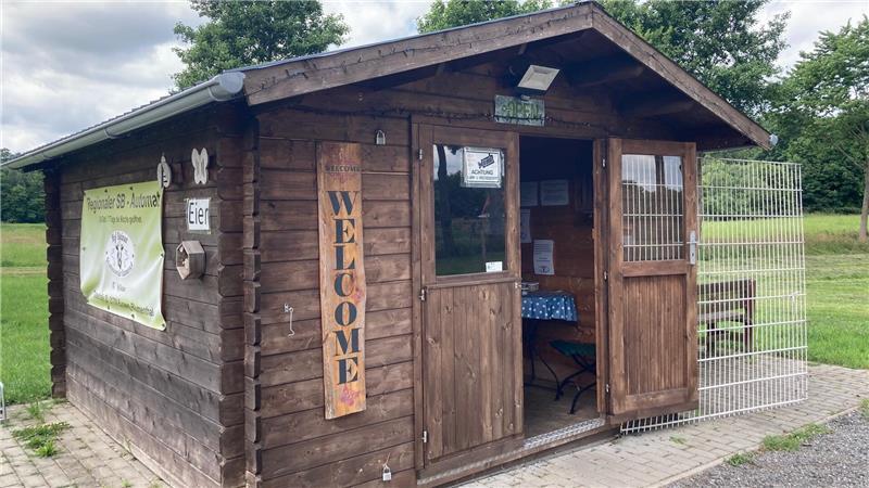 Tatort Hofladen: Schummler und Diebe gefährden das Vertrauensprinzip Die Holzhütte von Familie Peters am Straßenrand in Blumenthal.