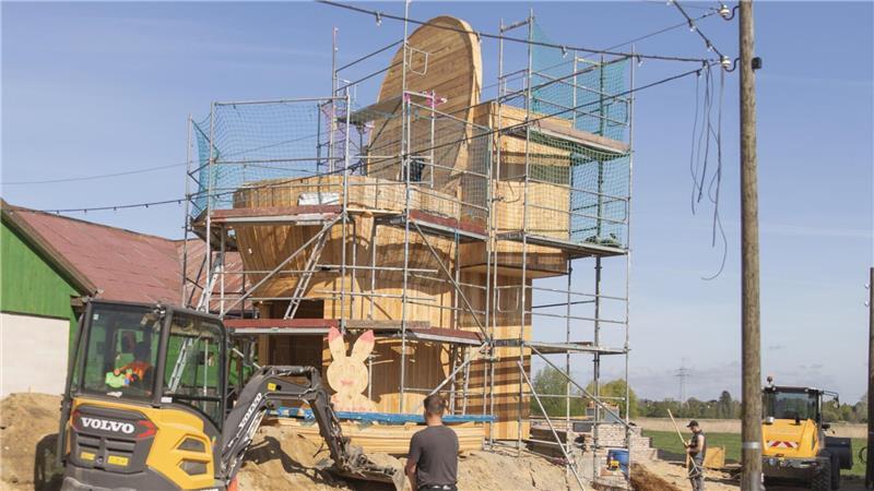 Die Holztoilette hat gewaltige Ausmaße. Foto: Polgesek